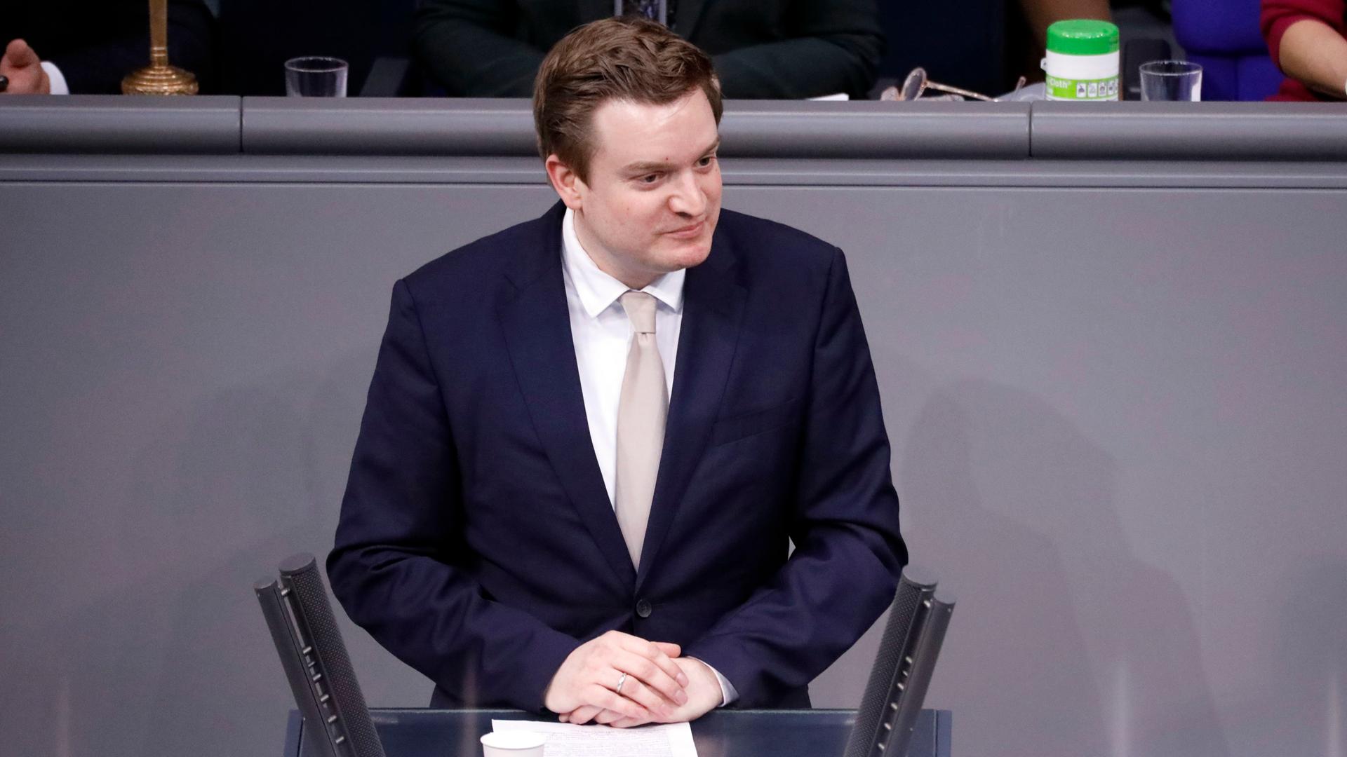 Der CDU-Abgeordnete Michael Breilmann steht am Rednerpult des Deutschen Bundestages.