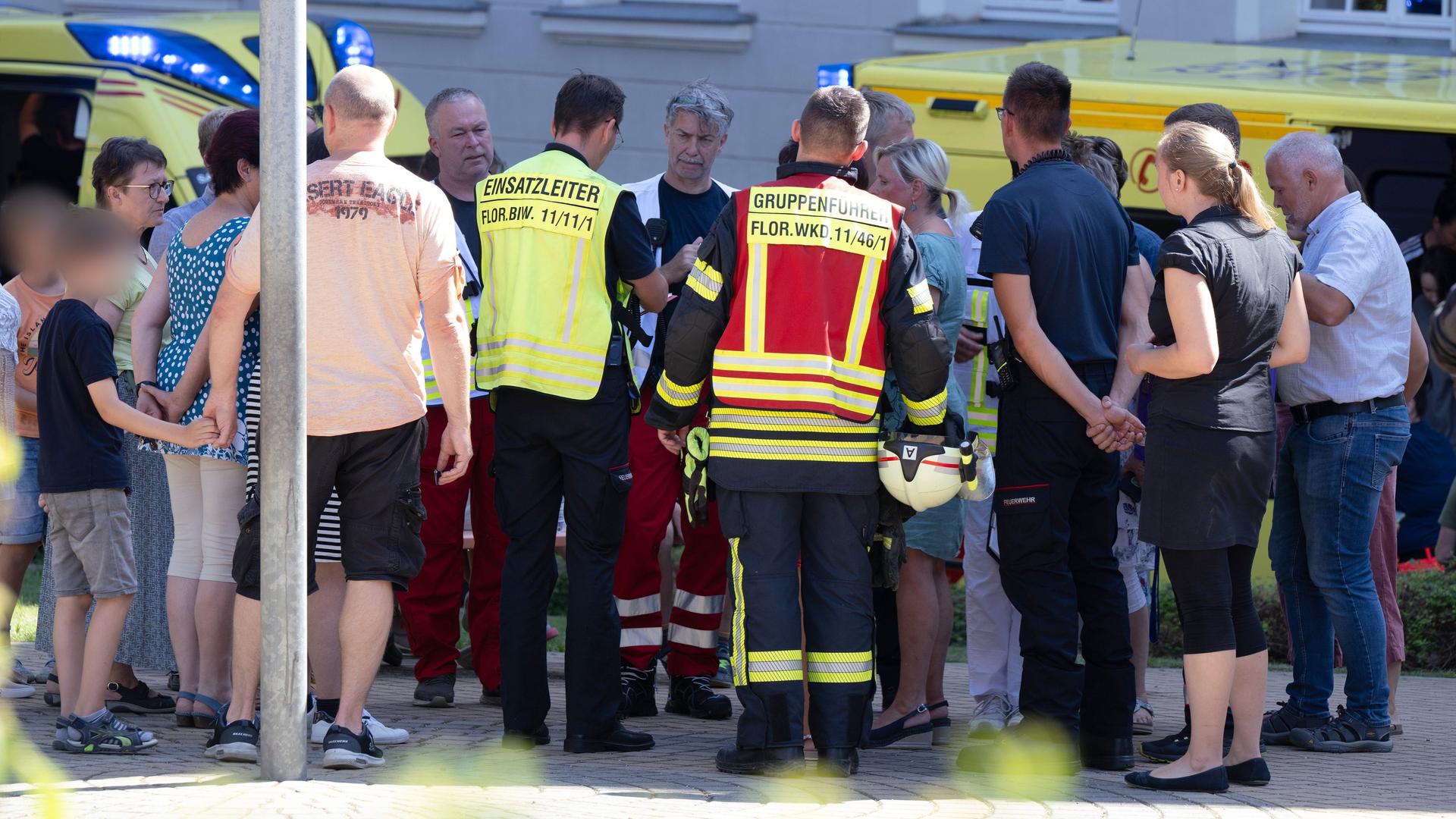 Bischofswerda: Einsatzkräfte der Feuerwehr stehen auf dem Schulhof einer Grund- und Oberschule.