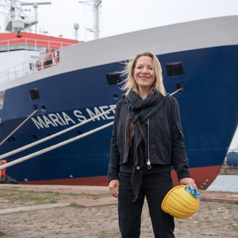 Antje Boetius, Direktorin des Alfred-Wegener-Instituts, steht vor dem deutschen Forschungsschiff "Maria S. Merian".