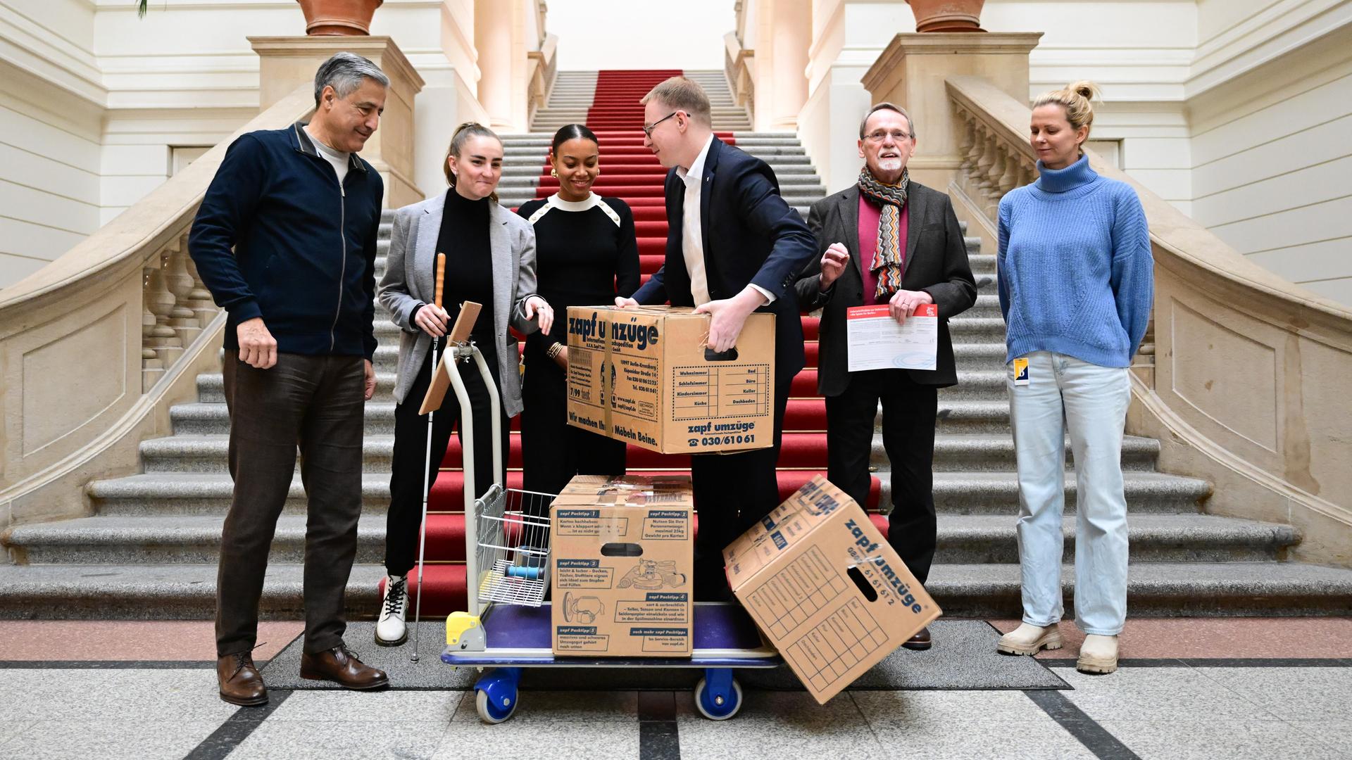 Die Volksinitiative "Die Spiele für Berlin" übergibt die Stimmen-Kartons für die Olympia-Bewerbung. Die Volksinitiative "Die Spiele für Berlin" übergibt die Stimmen-Kartons für die Olympia-Bewerbung.