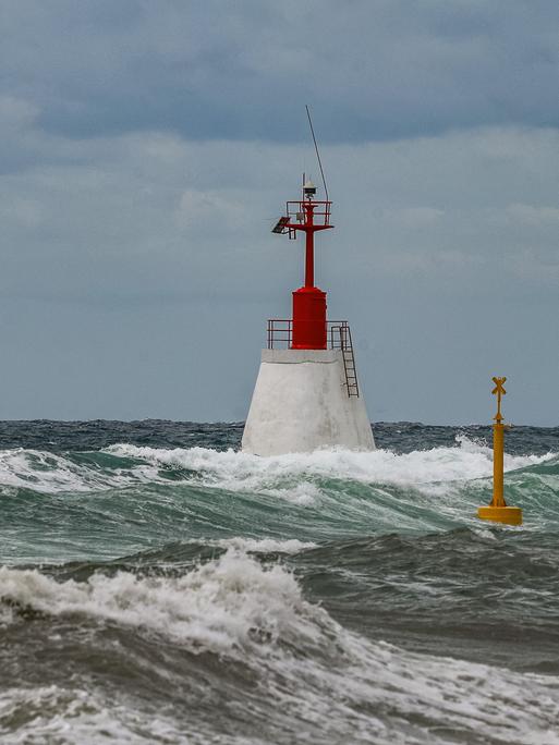 Eine Sturmflut im Mittelmeer nah der kroatischen Küste. Bojen in stürmischer See. 