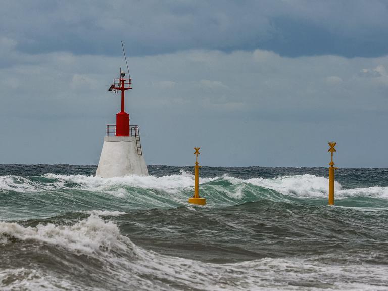 Eine Sturmflut im Mittelmeer nah der kroatischen Küste. Bojen in stürmischer See. 