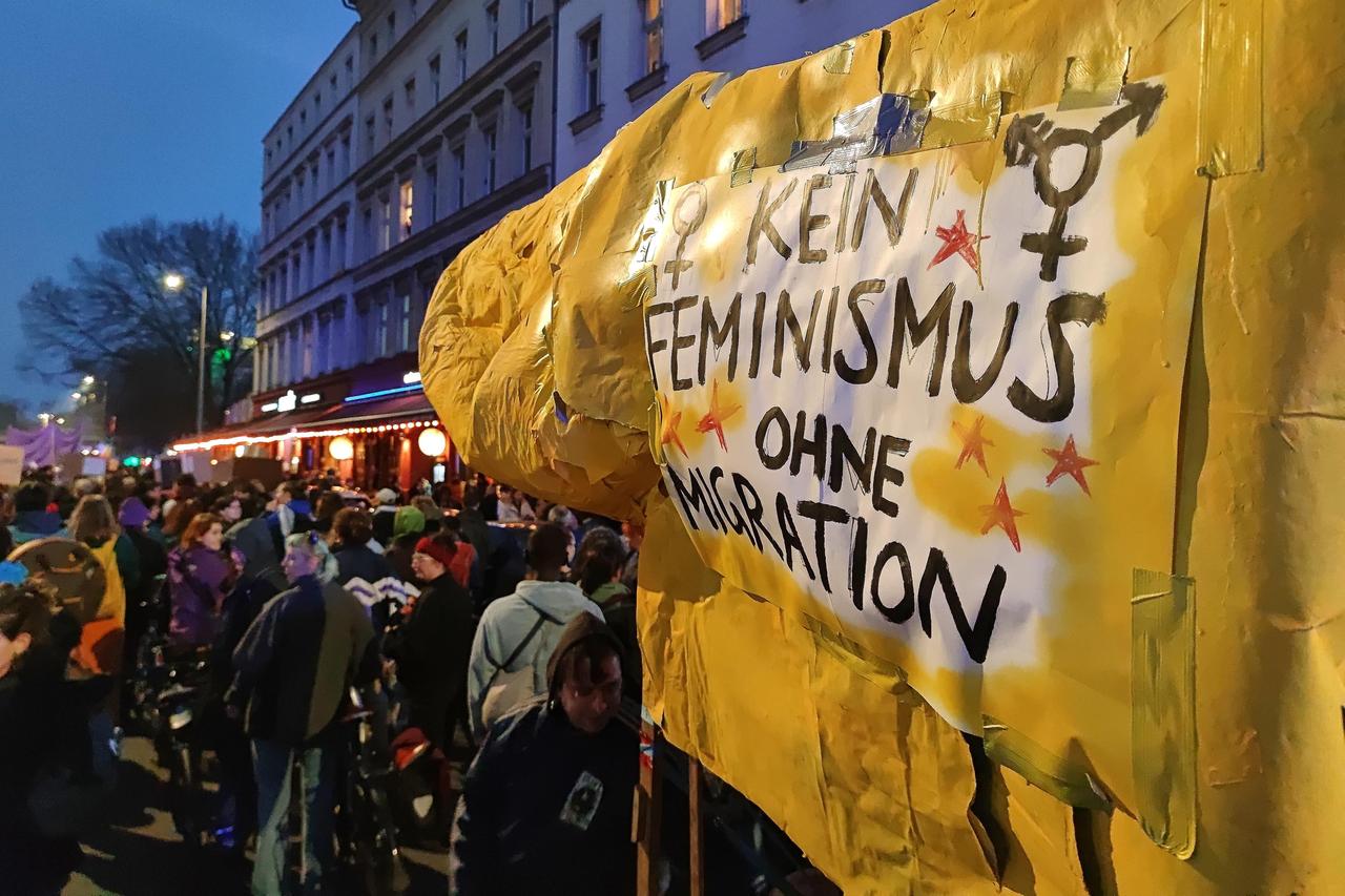 Protestkundgebung zum Internationalen Frauentag: Auf einem Protestwagen hängt ein großes gelbes Plakat mit dem Aufschrift "Kein Feminismus ohne Migration". Protestkundgebung zum Internationalen Frauentag: Auf einem Protestwagen hängt ein großes gelbes Plakat mit dem Aufschrift "Kein Feminismus ohne Migration".
