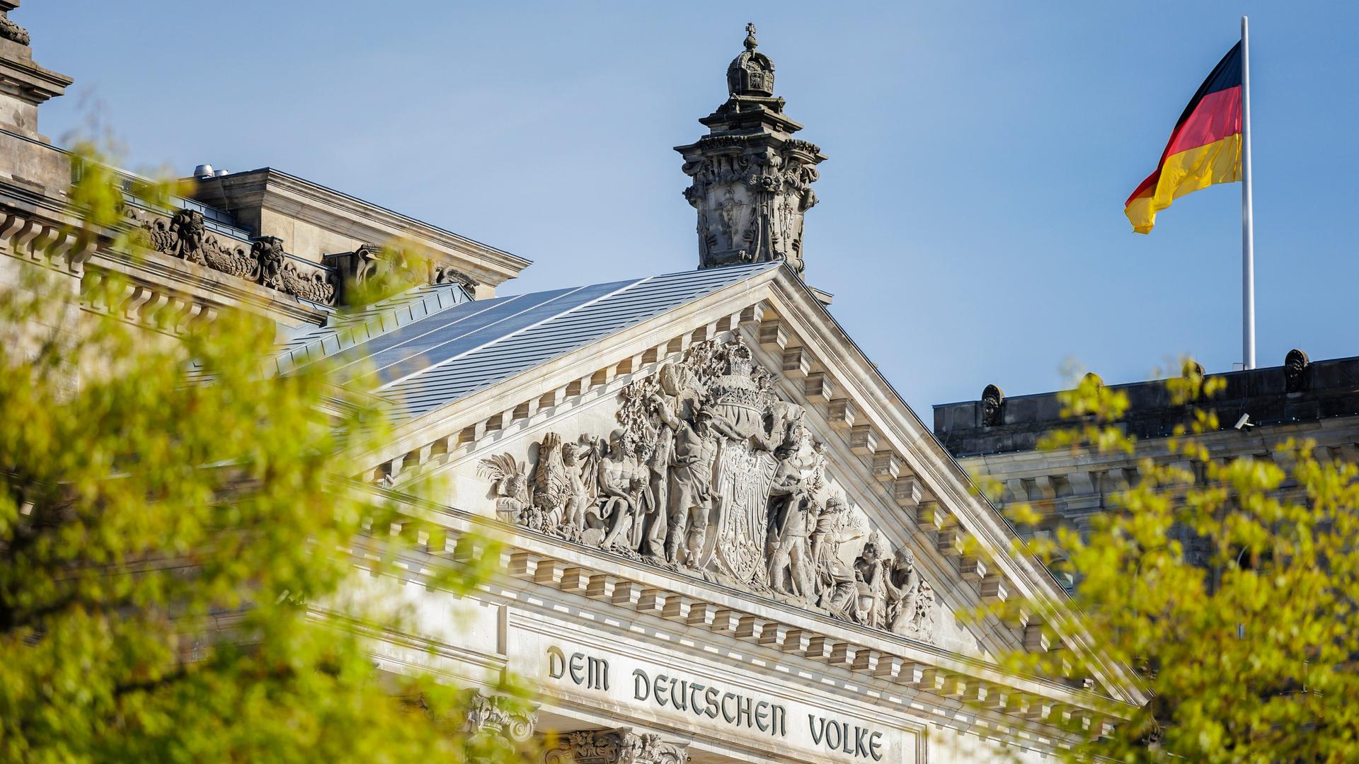 Der Schriftzug "Dem Deutschen Volke" wird am Reichstagsgebäude von der Abendsonne beschienen. Der Schriftzug "Dem Deutschen Volke" wird am Reichstagsgebäude von der Abendsonne beschienen.
