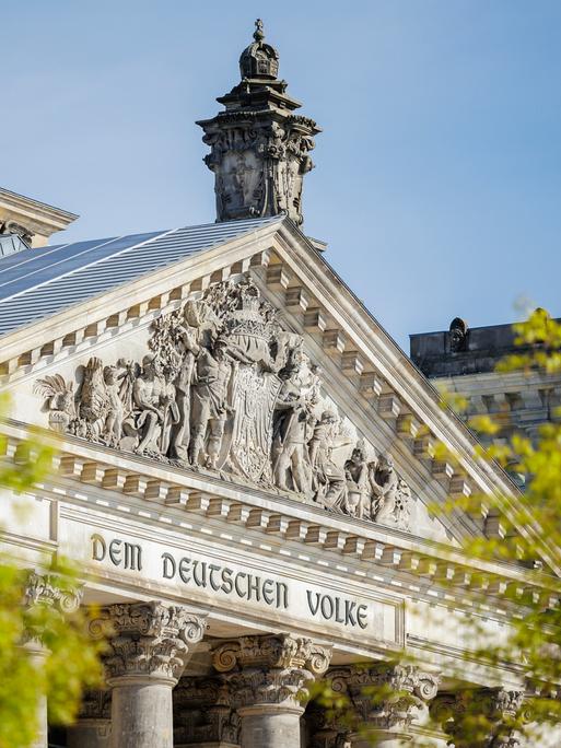 Der Schriftzug "Dem Deutschen Volke" wird am Reichstagsgebäude von der Abendsonne beschienen. 
