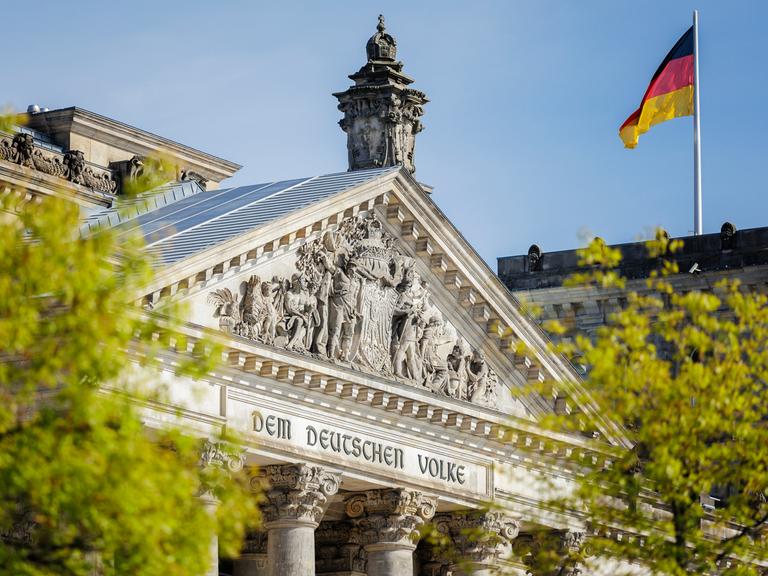 Der Schriftzug "Dem Deutschen Volke" wird am Reichstagsgebäude von der Abendsonne beschienen. 