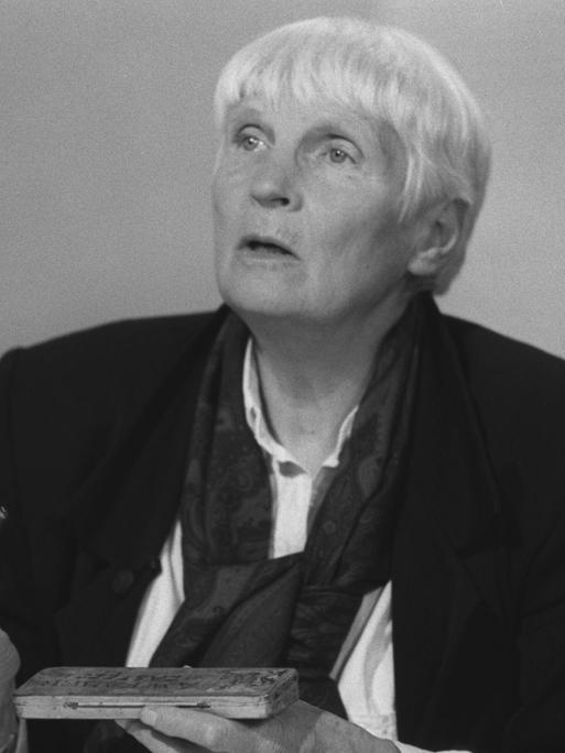 Die Zeichnerin und Karikaturistin Marie Marcks (1922 bis 2014) Foto aus dem Jahr 1988