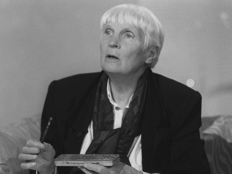 Die Zeichnerin und Karikaturistin Marie Marcks (1922 bis 2014) Foto aus dem Jahr 1988