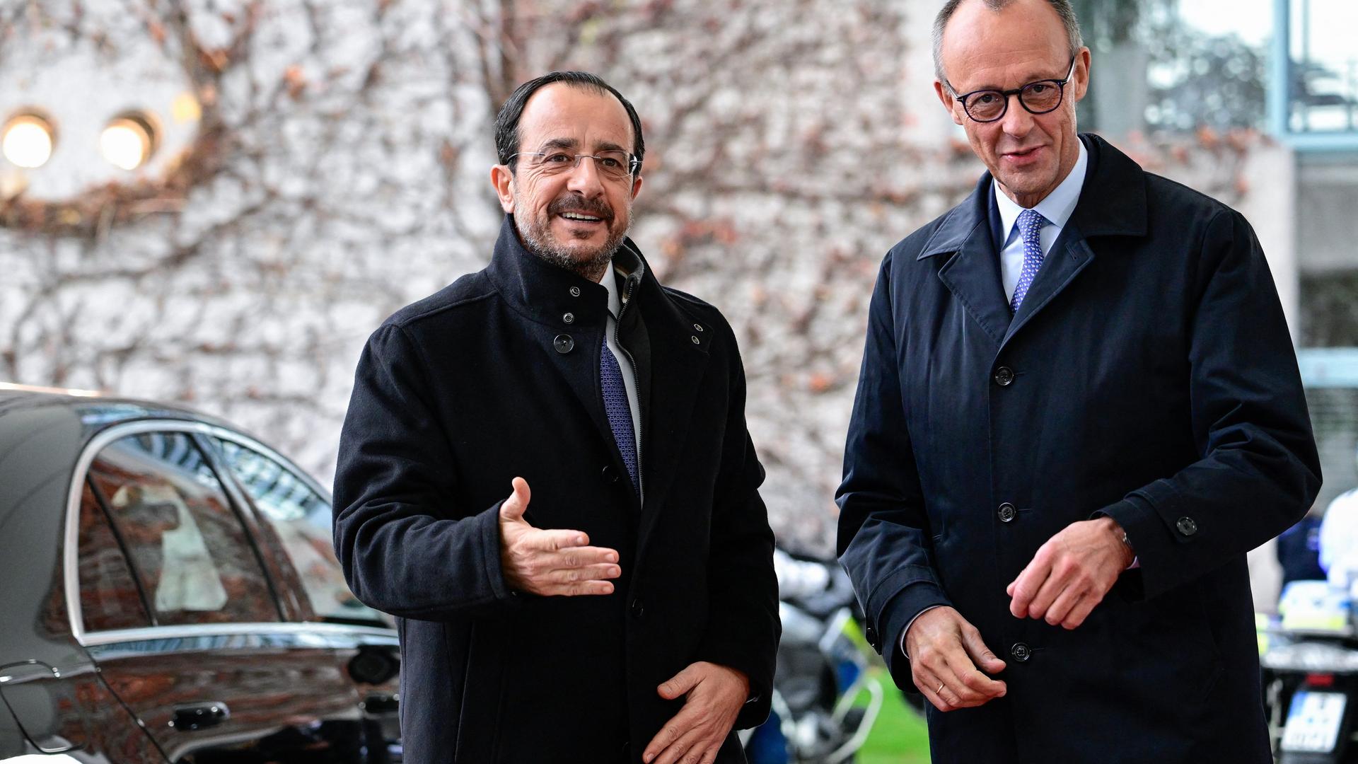 Das Bild zeigt den zyprischen Präsidenten Christodoulides neben Bundeskanzler Friedrich Merz. 