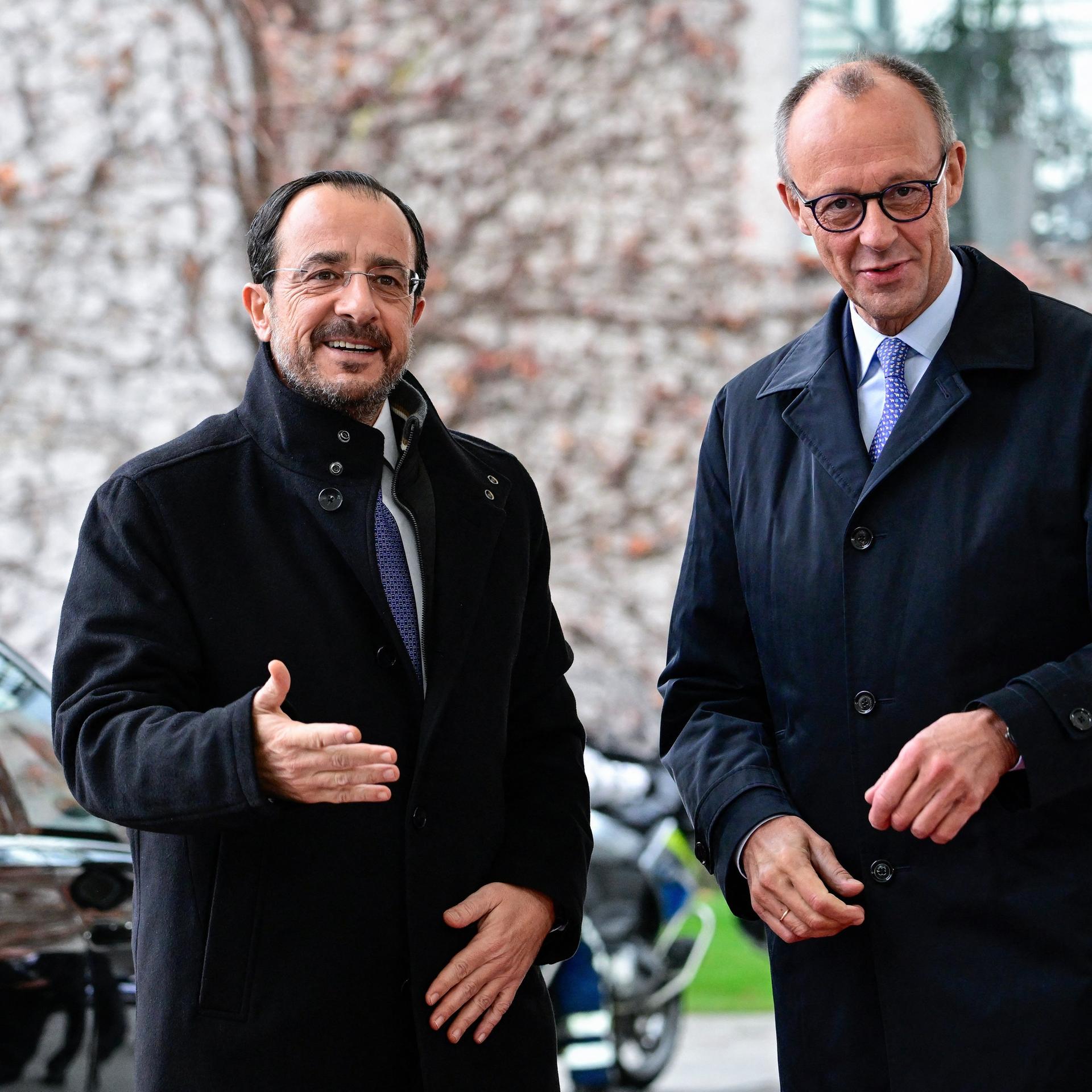 Das Bild zeigt den zyprischen Präsidenten Christodoulides neben Bundeskanzler Friedrich Merz. 