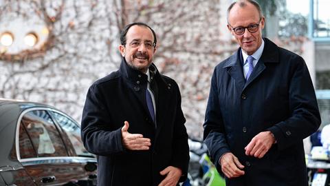 Das Bild zeigt den zyprischen Präsidenten Christodoulides neben Bundeskanzler Friedrich Merz. 