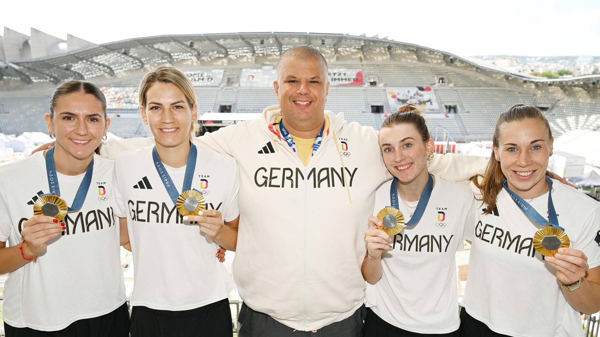 Die deutschen 3x3-Basketballerinnen und ihr Bundestrainer (v.l.): Marie Reichert, Sonja Greinacher, Samir Suliman, Elisa Mevius und Svenja Brunckhorst.