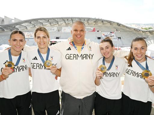 Die deutschen 3x3-Basketballerinnen und ihr Bundestrainer (v.l.): Marie Reichert, Sonja Greinacher, Samir Suliman, Elisa Mevius und Svenja Brunckhorst.