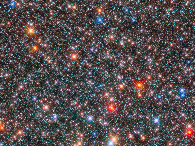 Hochauflösende Fotografie der Milchstraße mit Zigtausenden von Sternen. 