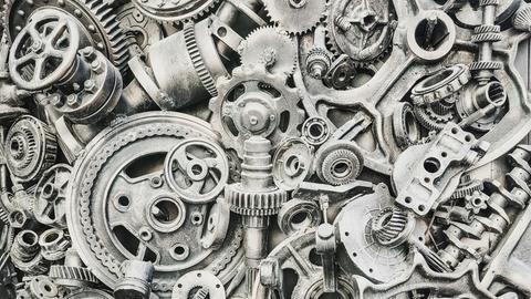 Blick in den Wust von ganz unterschiedlichen Zahnrädern und anderen Bauteilen aus Metall.