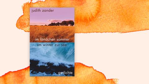 Cover des Gedichtbandes "im ländchen sommer im winter zur see" von Judith Zander vor orangefarbenem Aquarellhintergrund. Das Cover zeigt in der oberen Hälfte eine Landschaftsaufnahme eines Feldes mit einer Reihe Bäume im Hintergrund. In der unteren Häfte befindet sich ein Foto von aufgewühltem Meer mit Gischt, das gegen Steine stößt.