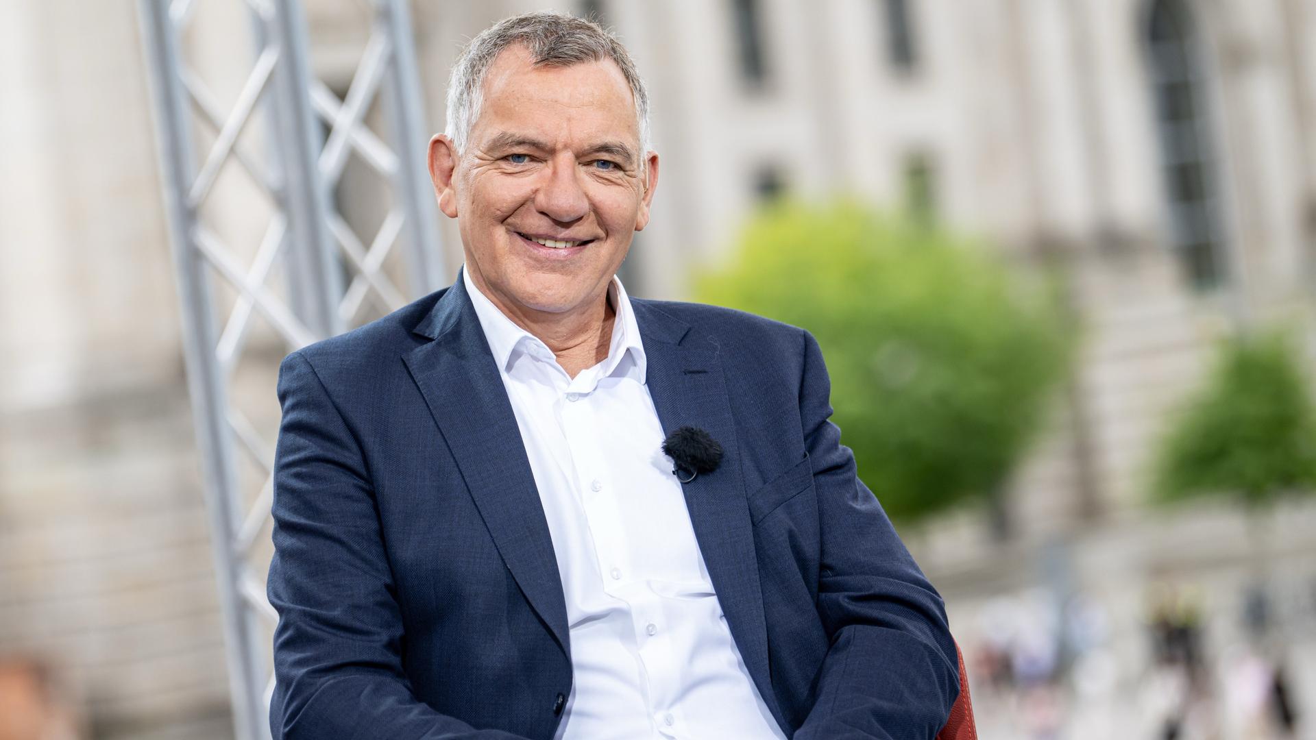 Jan van Aken, Parteivorsitzender der Linken, beim ARD-Sommerinterview am Reichstagsufer in Berlin
