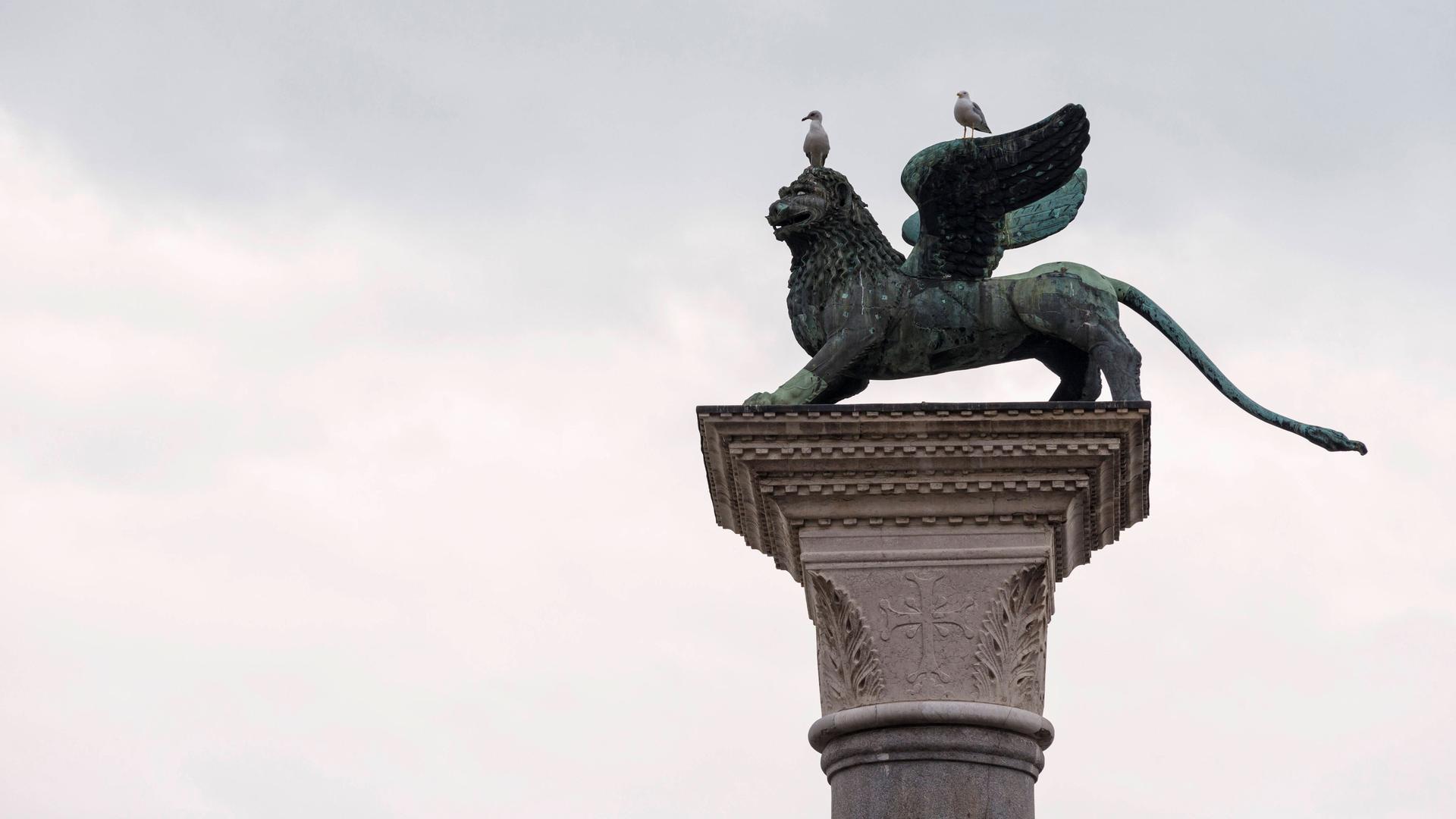Der geflügelte Löwe auf der Markussäule in Venedig. Der geflügelte Löwe auf der Markussäule in Venedig.