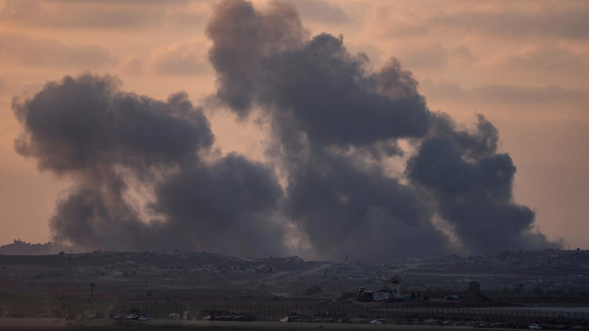 Nach einem israelischen Angriff auf den Gazastreifen steigt Rauch in den Himmel, aufgenommen aus dem Süden Israels.