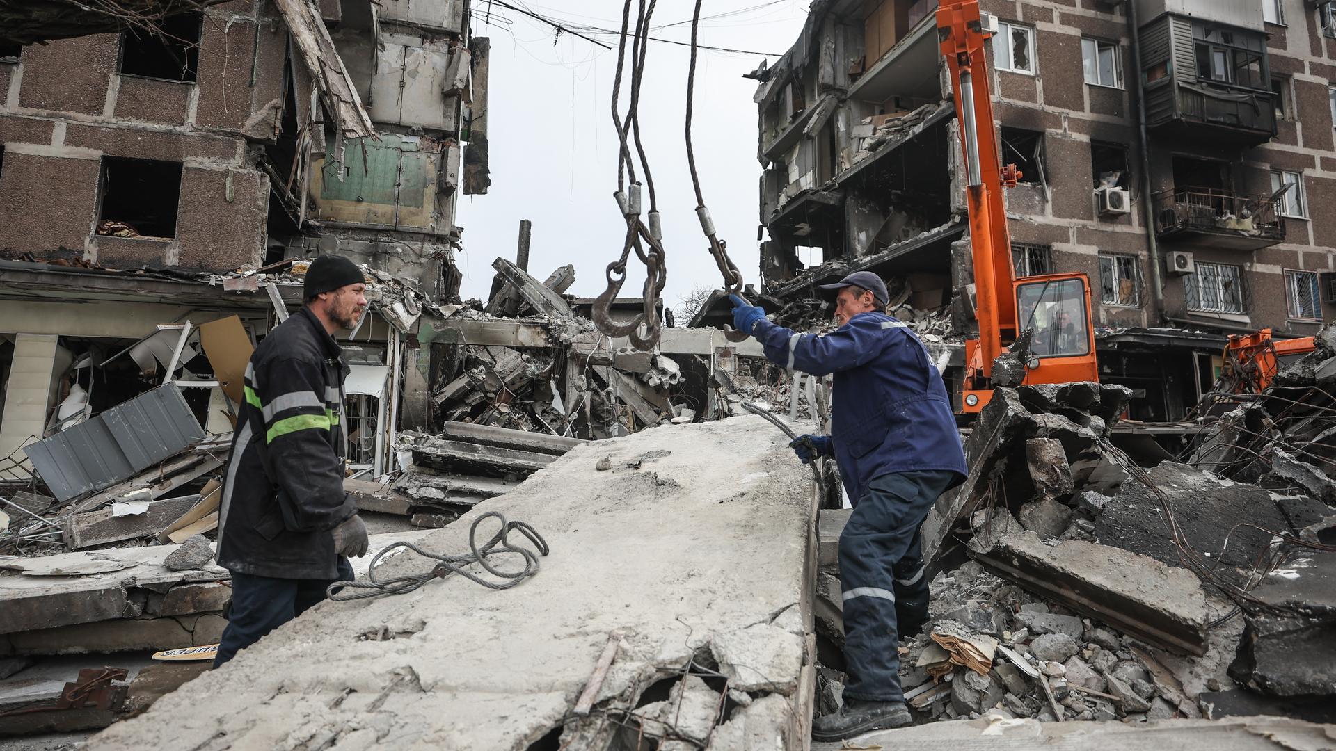 Aufräumarbeiten in der zerstörten Stadt Mariupol.  