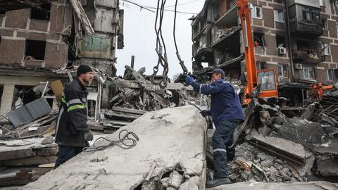 Aufräumarbeiten in der zerstörten Stadt Mariupol.  