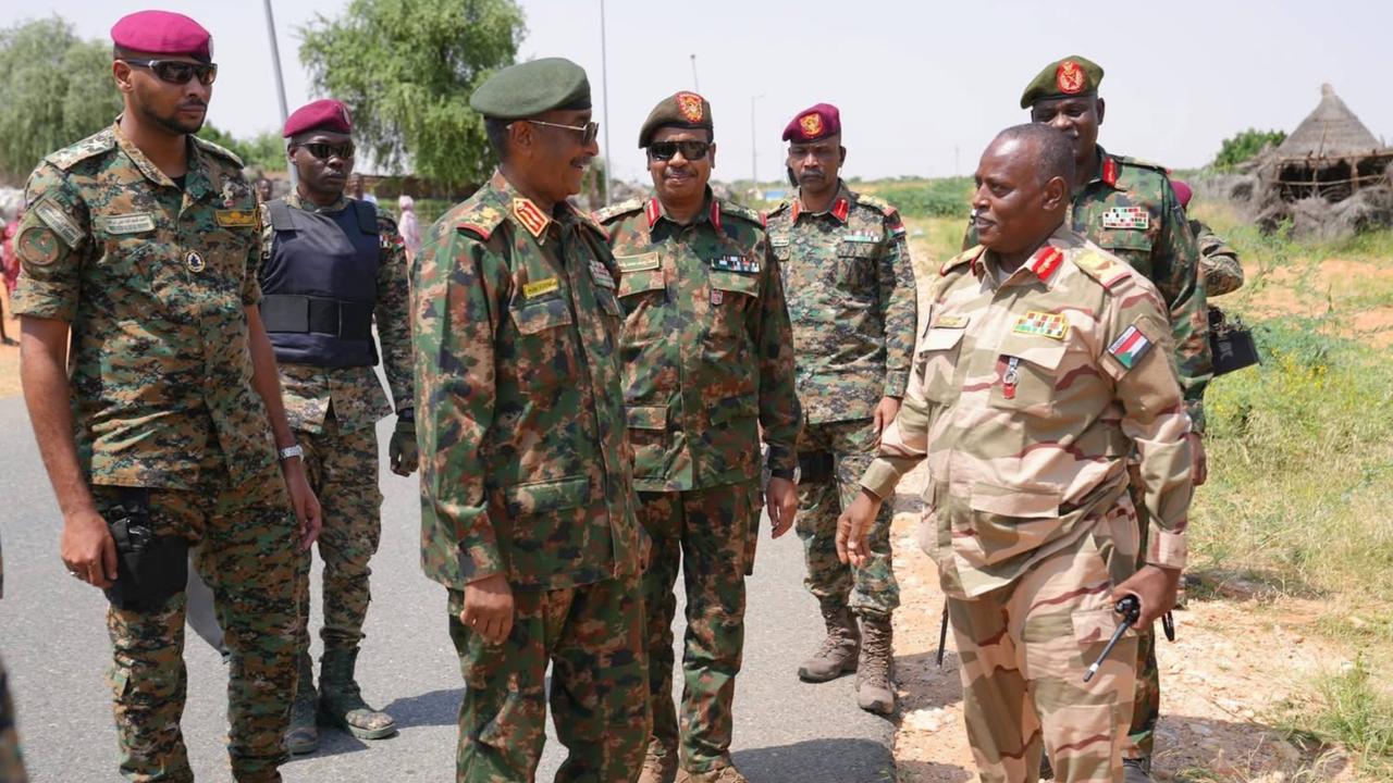 Das Foto zeigt Sudans Machthaber Abdel Fattah Al-Burhan (3.v.l.) am 27. September 2025 im Gespräch mit dem Kommandeur der Sudanese Armed Forces SAF, um sie herum stehen Männer in militärischer Kleidung