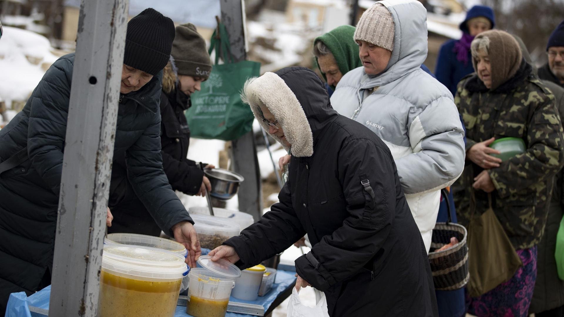 Eine Hilfsorganisation verteilt in der ukrainischen Stadt Tschernihiw eine heiße Mahlzeit 