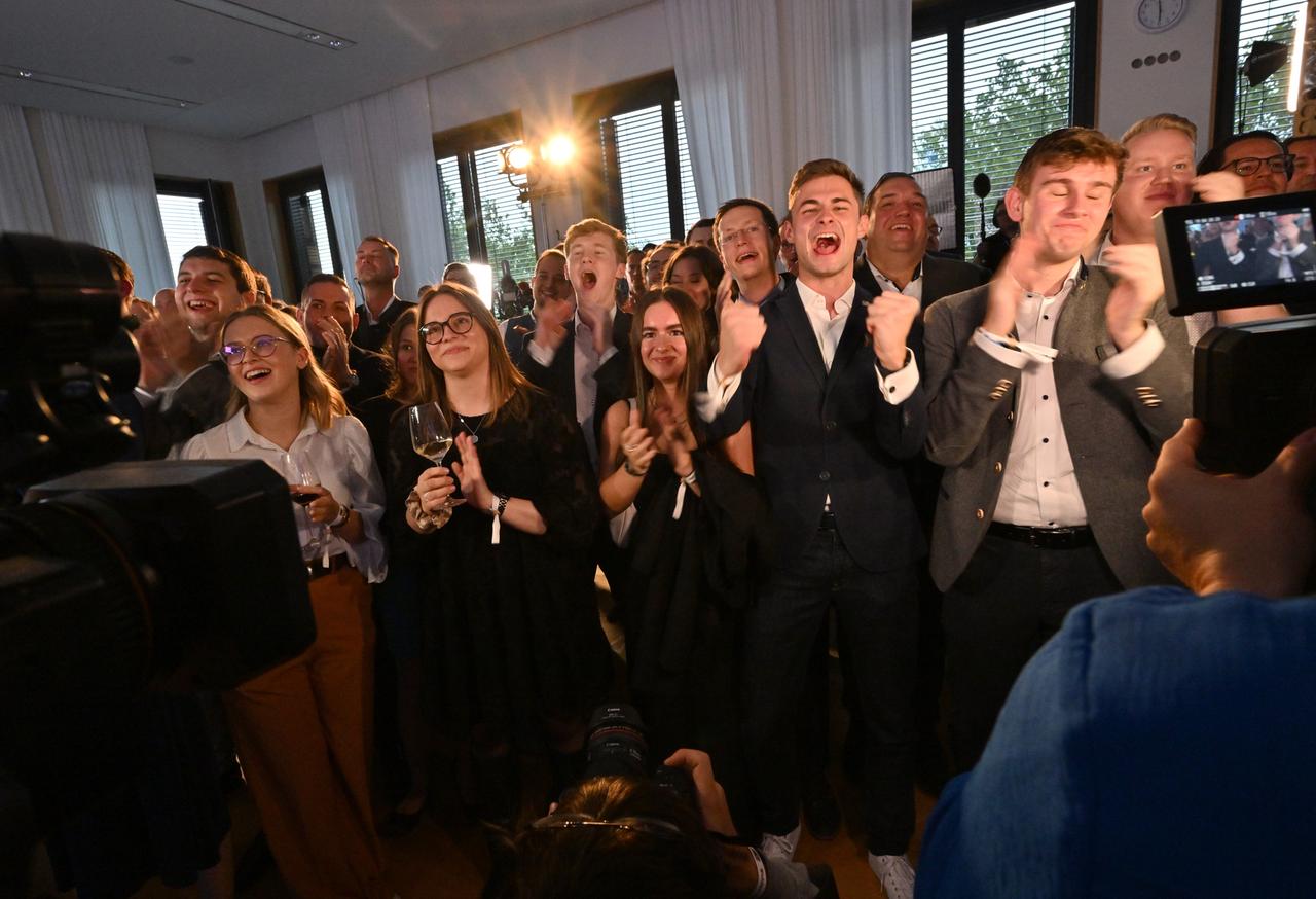 Anhänger der CSU reagieren bei der Wahlparty nach der Bekanntgabe der ersten Prognose zur Landtagswahl in Bayern. 
