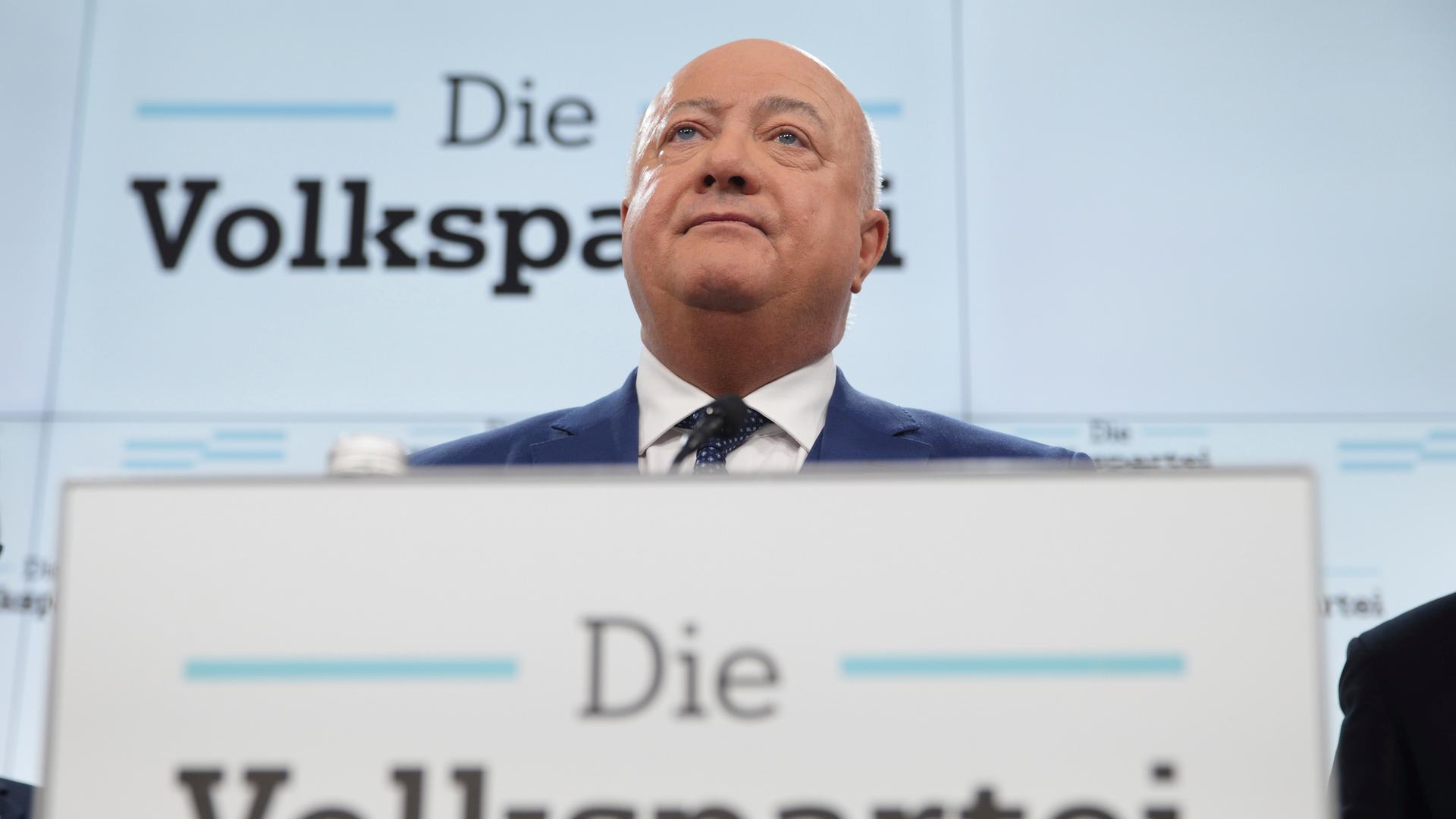 Christian Stocker, Politiker der Österreichischen Volkspartei (ÖVP), steht an einem Rednerpult mit Mikrofon.