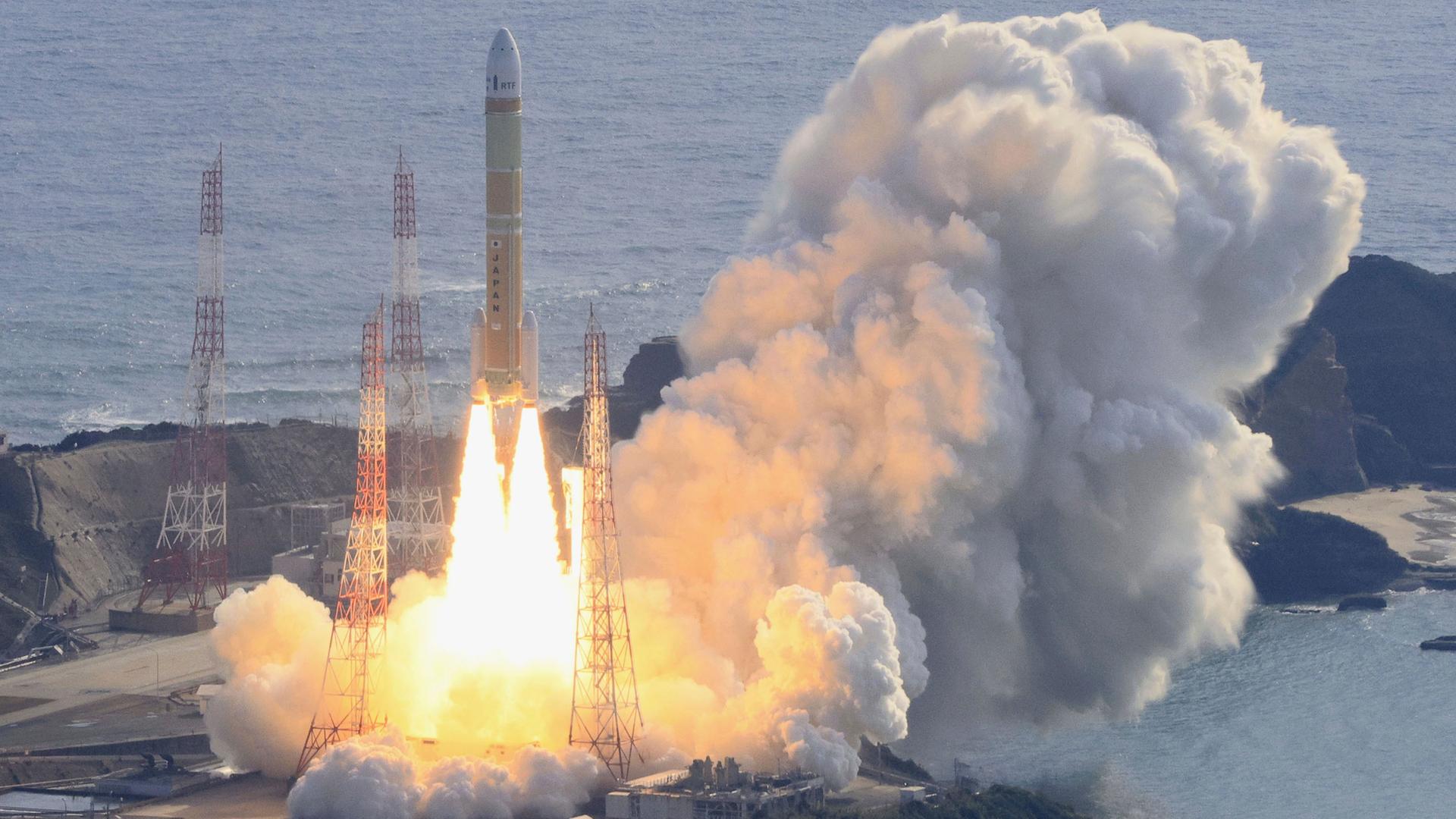 Zu sehen ist der Start einer Weltraumrakete, die über einem Feuerschweif Richtung Himmel abhebt. Zu sehen ist der Start einer Weltraumrakete, die über einem Feuerschweif Richtung Himmel abhebt.