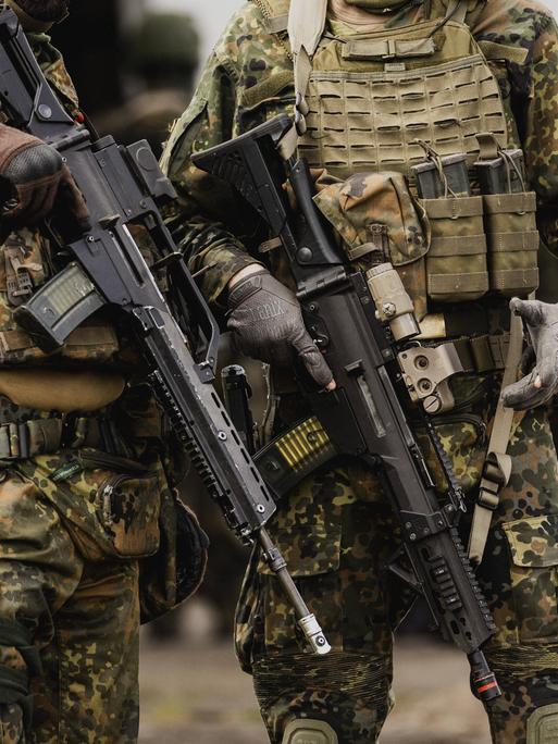 Zwei Soldaten der Bundeswehr, aufgenommen im Rahmen einer Bundeswehrübung 2022. 