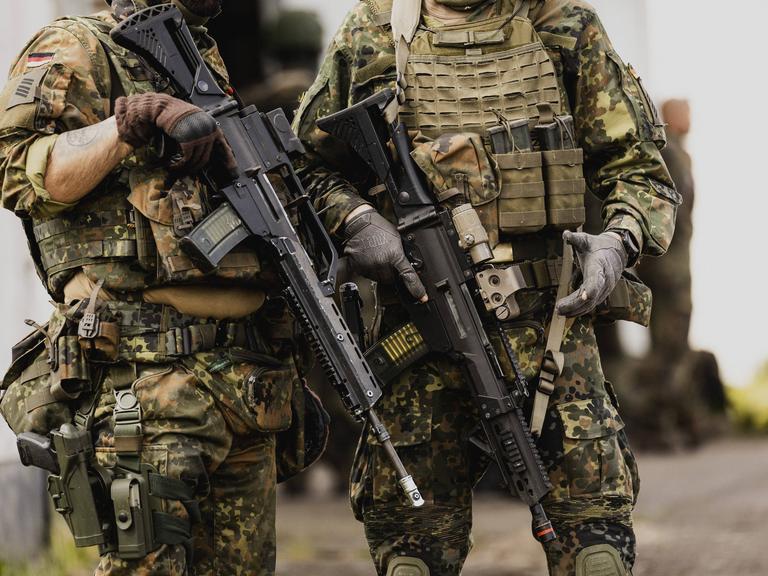 Zwei Soldaten der Bundeswehr, aufgenommen im Rahmen einer Bundeswehrübung 2022. 