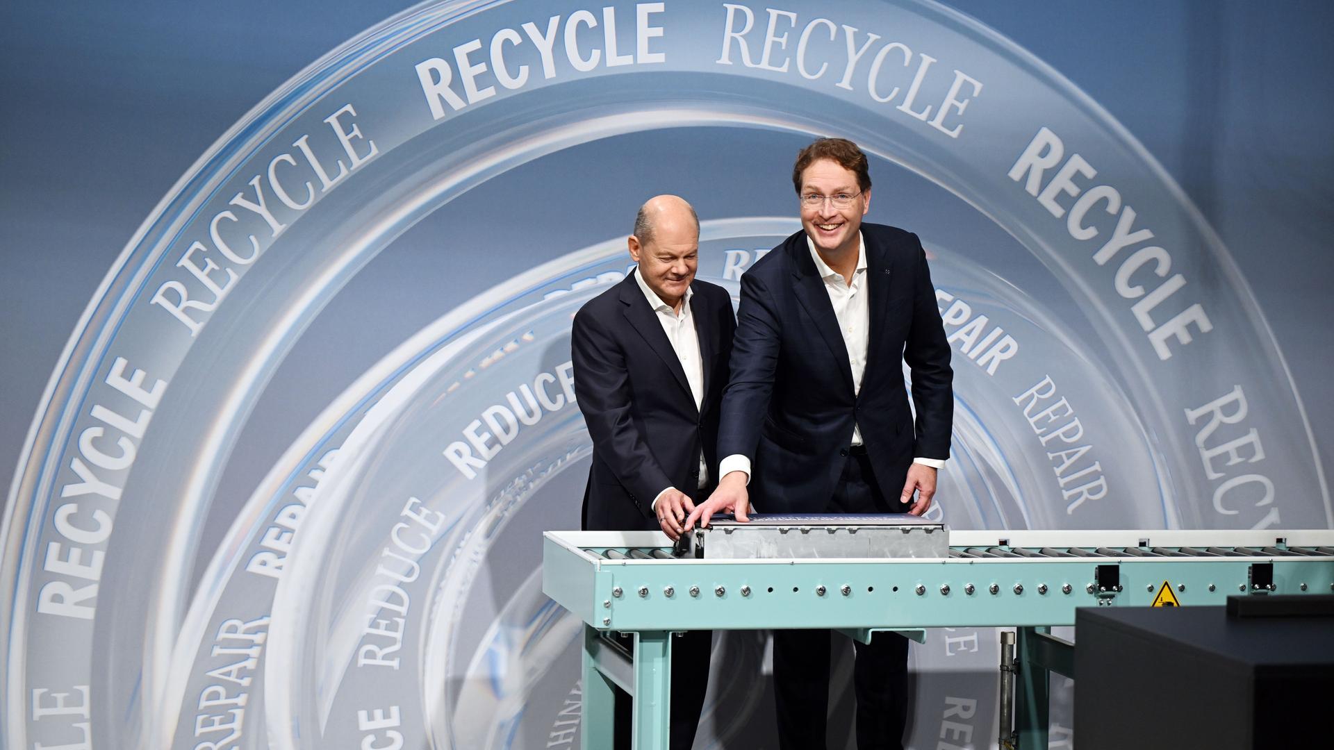 Kuppenheim: Bundeskanzler Olaf Scholz (l, SPD) und Ola Källenius, Vorstandsvorsitzender der Mercedes-Benz Group AG, eröffnen die Mercedes-Benz Batterie-Recyclingfabrik, indem sie symbolisch ein Batteriemodul auf ein Fließband schieben. Kuppenheim: Bundeskanzler Olaf Scholz (l, SPD) und Ola Källenius, Vorstandsvorsitzender der Mercedes-Benz Group AG, eröffnen die Mercedes-Benz Batterie-Recyclingfabrik, indem sie symbolisch ein Batteriemodul auf ein Fließband schieben.