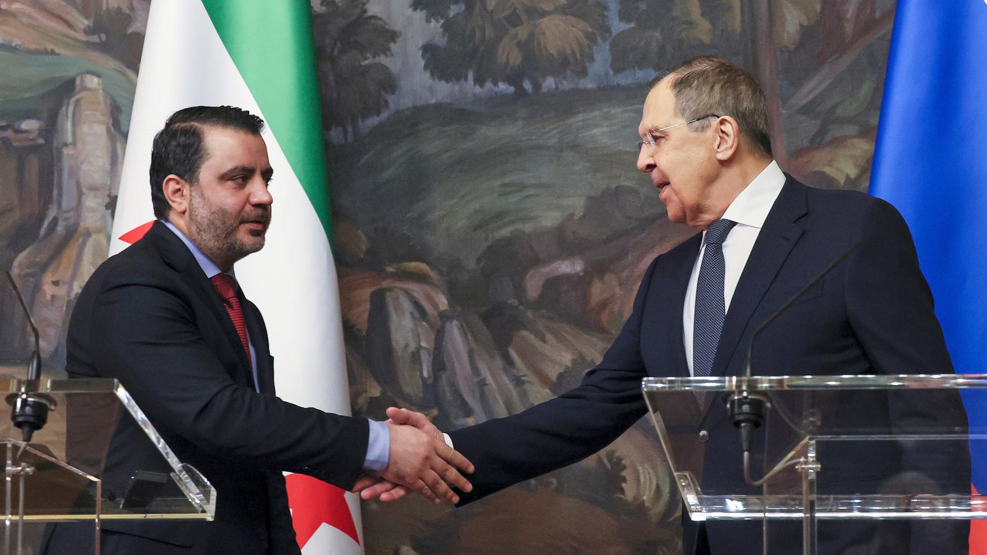 Moskau: Der russische Außenminister Sergej Lawrow und der syrische Außenminister Asaad al-Schaibani (l) geben sich nach einer gemeinsamen Pressekonferenz nach ihrem Treffen die Hand. 