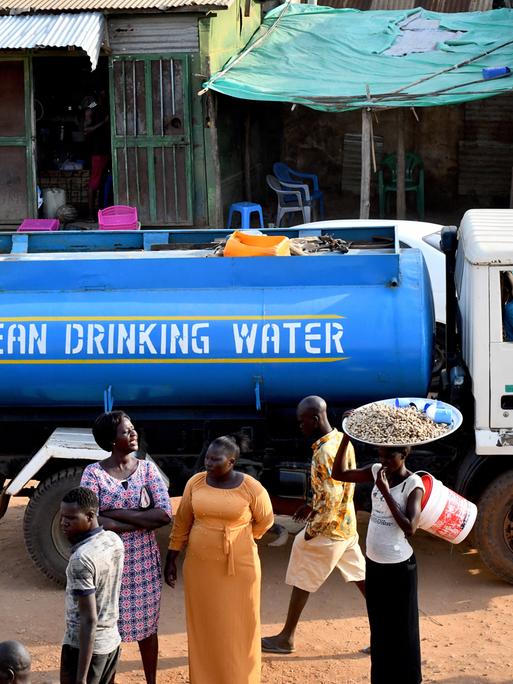 Tanklastwagen mit entsprechender Aufschrift übernehmen die Frischwasserversorgung von Haushalten in Dschuba/Südsudan
