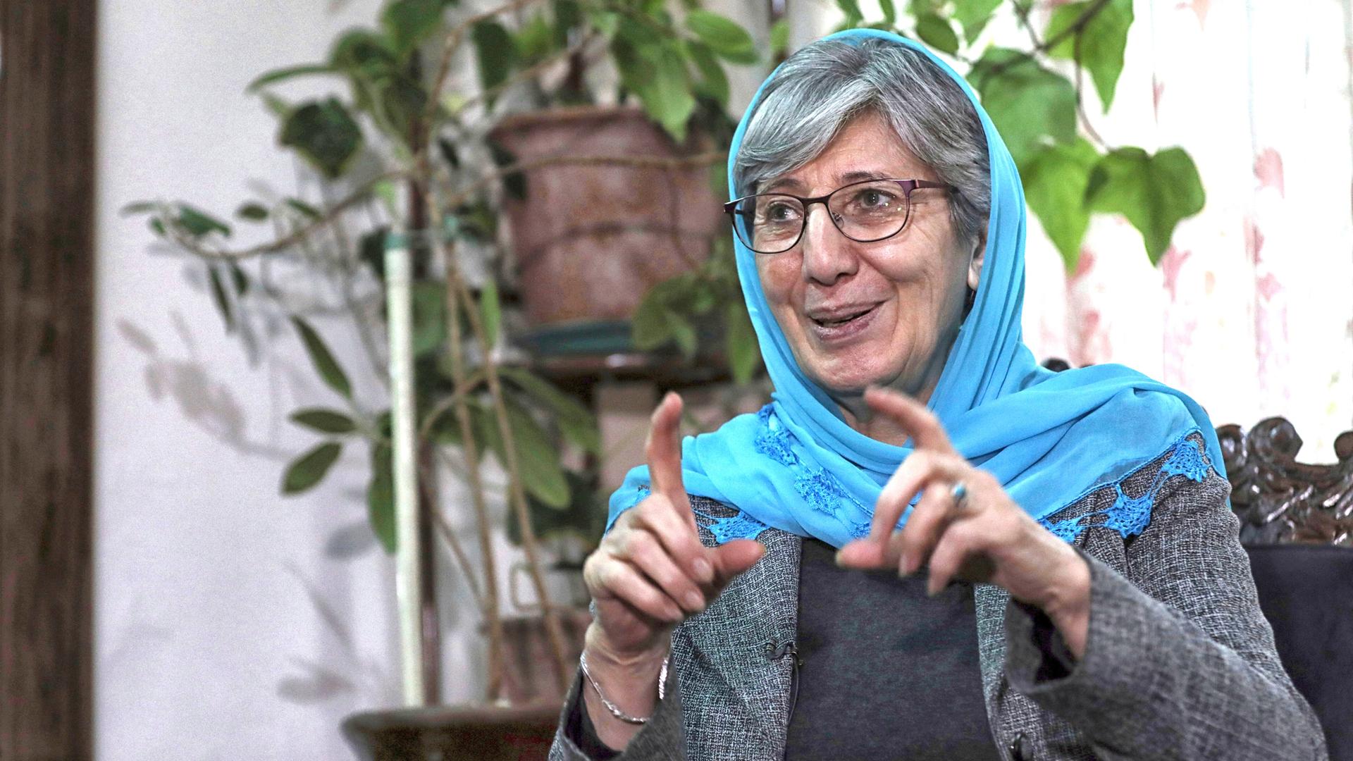 Sima Samar sitzt 2021 bei einem Interview in ihrem Haus in Kabul, Afghanistan. 