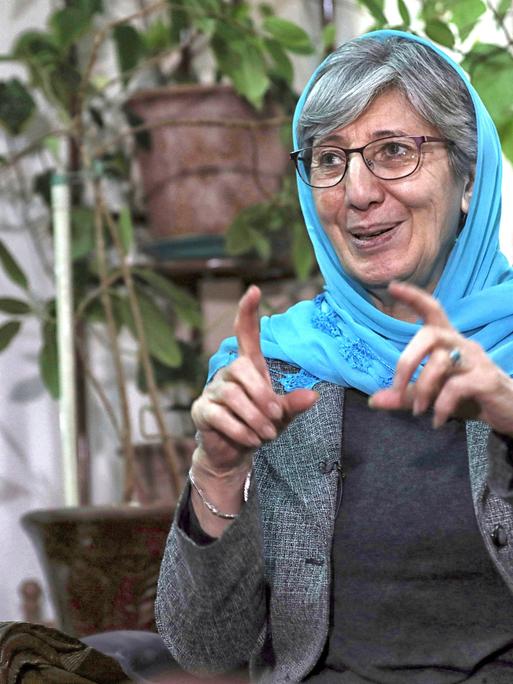Sima Samar sitzt 2021 bei einem Interview in ihrem Haus in Kabul, Afghanistan. 