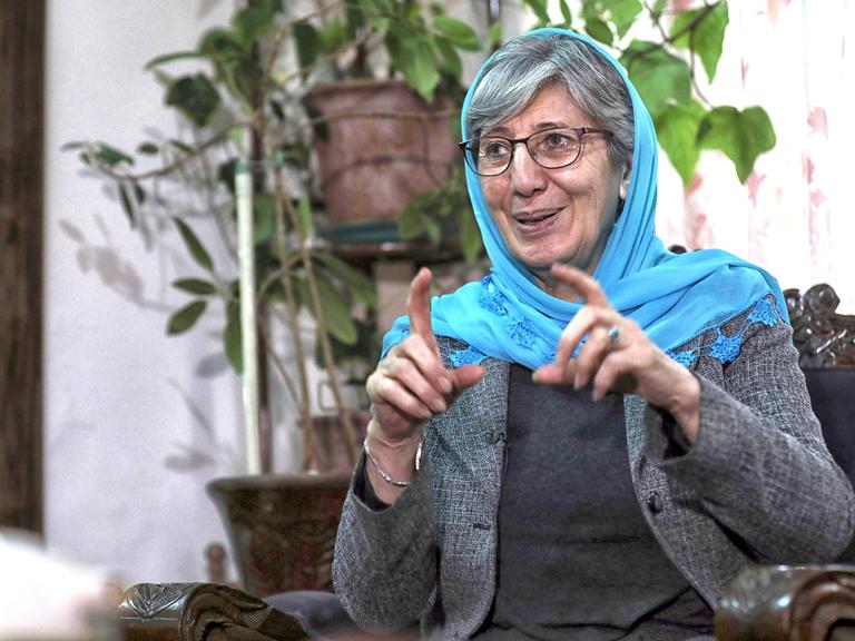 Sima Samar sitzt 2021 bei einem Interview in ihrem Haus in Kabul, Afghanistan. 