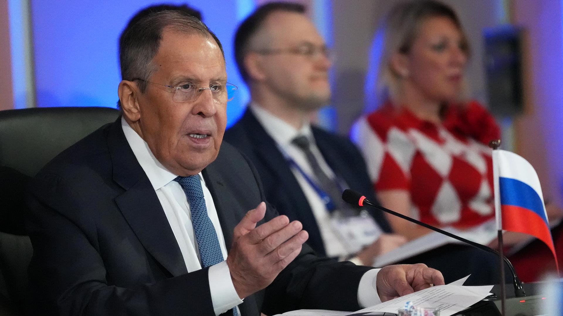 Philippinen, Pasay City: Der russische Außenminister Sergej Lawrow (l) hält am Rande des Außenministertreffens der Vereinigung südostasiatischer Staaten (ASEAN) eine Rede. Philippinen, Pasay City: Der russische Außenminister Sergej Lawrow (l) hält am Rande des Außenministertreffens der Vereinigung südostasiatischer Staaten (ASEAN) eine Rede.