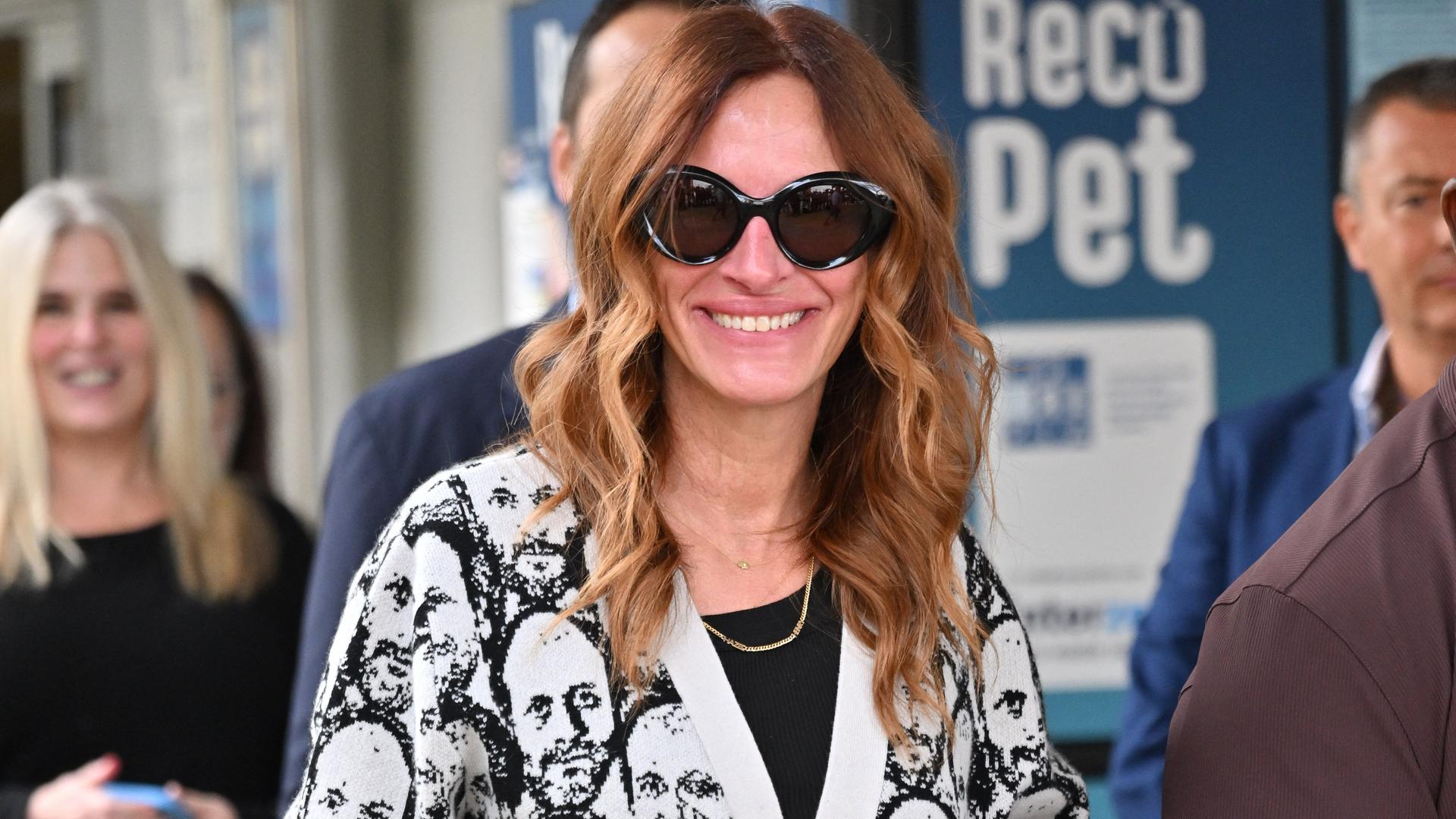 Die US-Schauspielerin Julia Roberts trägt eine große Sonnenbrille und eine helle Jacke mit einem Männerkopf-Muster, als sie am Flughafen in Venedig ankommt. Die US-Schauspielerin Julia Roberts trägt eine große Sonnenbrille und eine helle Jacke mit einem Männerkopf-Muster, als sie am Flughafen in Venedig ankommt.