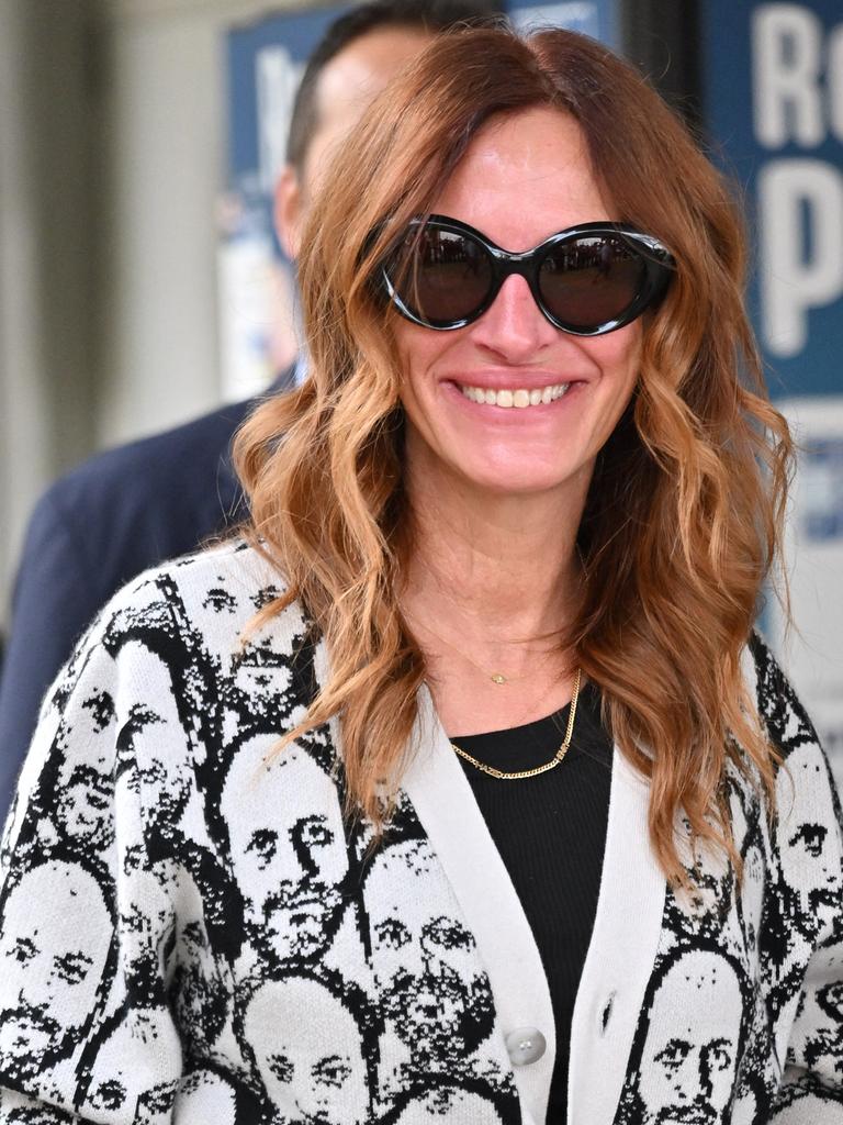 Die US-Schauspielerin Julia Roberts trägt eine große Sonnenbrille und eine helle Jacke mit einem Männerkopf-Muster, als sie am Flughafen in Venedig ankommt.
