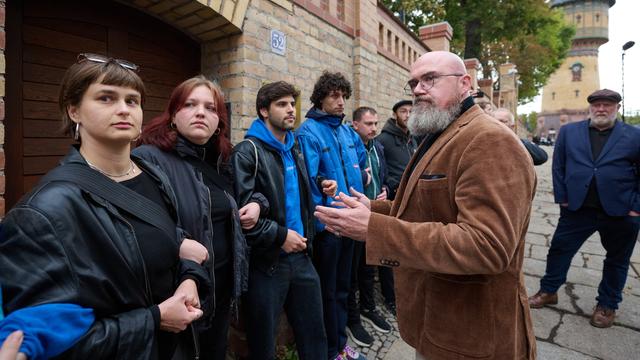 Jüdische Studierende stehen vor einer Mauer an der Synagoge in Halle. Sie lassen den AfD-Politiker Tillschneider nicht in die Synagoge. 