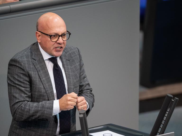 Alexander Throm (CDU), Mitglied des Deutschen Bundestags und innenpolitischer Sprecher der Unionsfraktion, spricht im Bundestag.