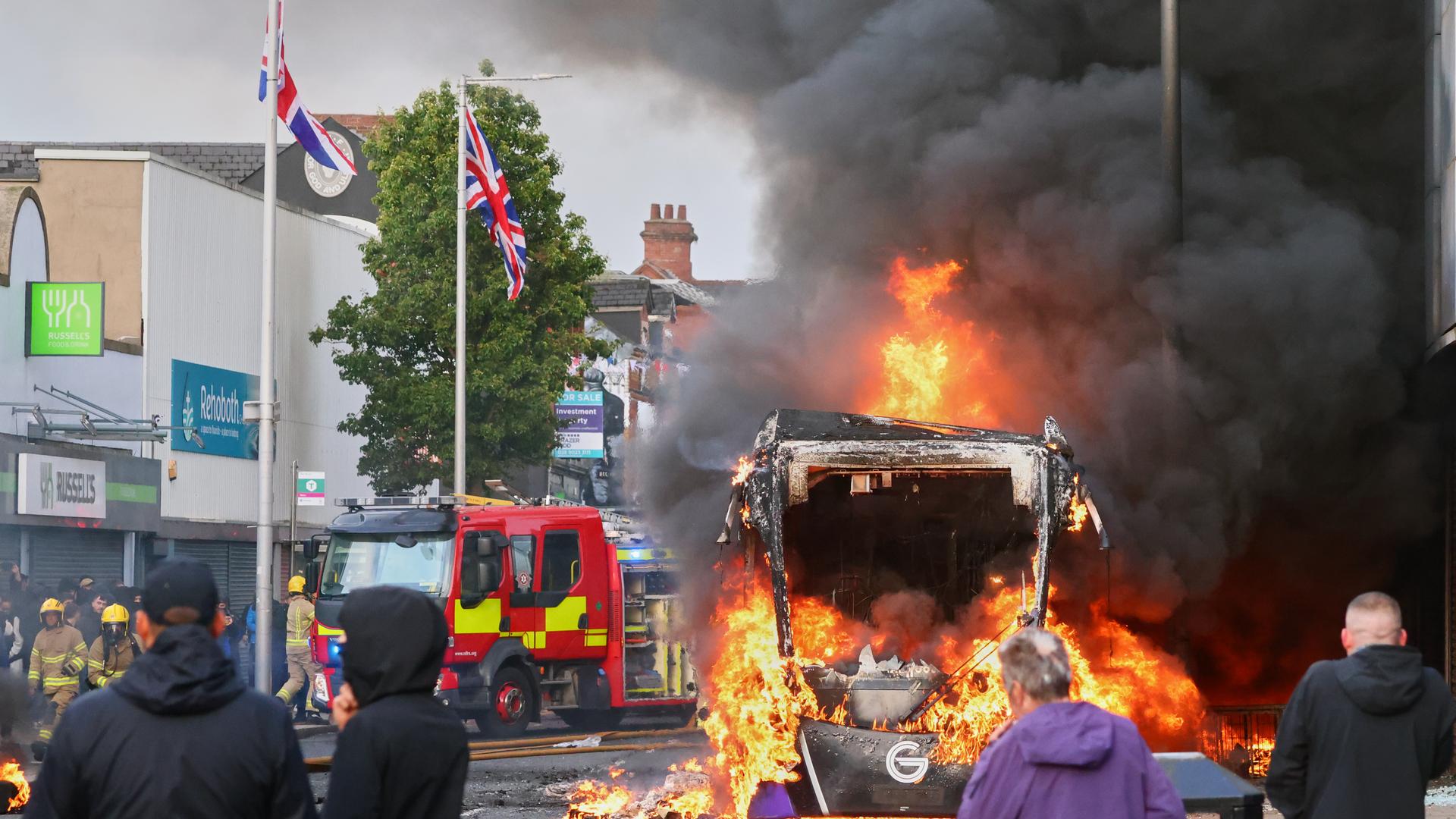 In Belfast kommt es während einer Demonstration zu Ausschreitungen. Fahrzeuge stehen in Flammen. In Belfast kommt es während einer Demonstration zu Ausschreitungen. Fahrzeuge stehen in Flammen.