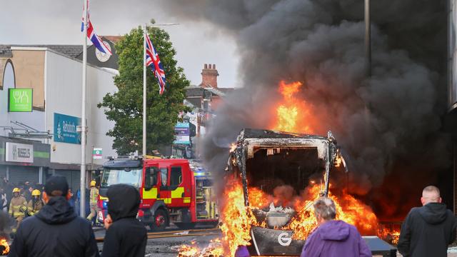 In Belfast kommt es während einer Demonstration zu Ausschreitungen. Fahrzeuge stehen in Flammen. 