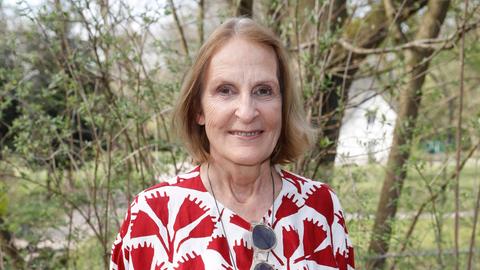 Gabriela Sperl lächelt in die Kamera. Sie trägt ihr hellbraunes Haar als Bob und hat eine weiß-rot gemusterte Bluse an. Gabriela Sperl lächelt in die Kamera. Sie trägt ihr hellbraunes Haar als Bob und hat eine weiß-rot gemusterte Bluse an.