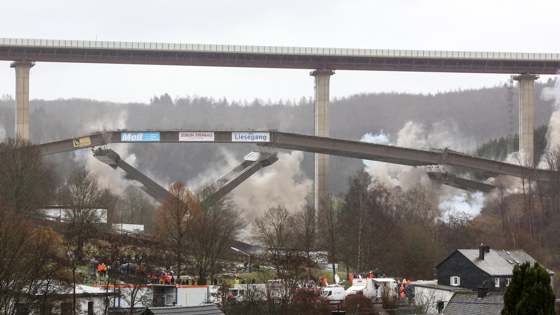 Wilnsdorf: Die Talbrücke Rinsdorf an der Autobahn A45 zwischen den Anschlussstellen Siegen-Süd und Wilnsdorf wird gesprengt. Man sieht ein einstürzendes Teilstück der Brücke. Wilnsdorf: Die Talbrücke Rinsdorf an der Autobahn A45 zwischen den Anschlussstellen Siegen-Süd und Wilnsdorf wird gesprengt. Man sieht ein einstürzendes Teilstück der Brücke.