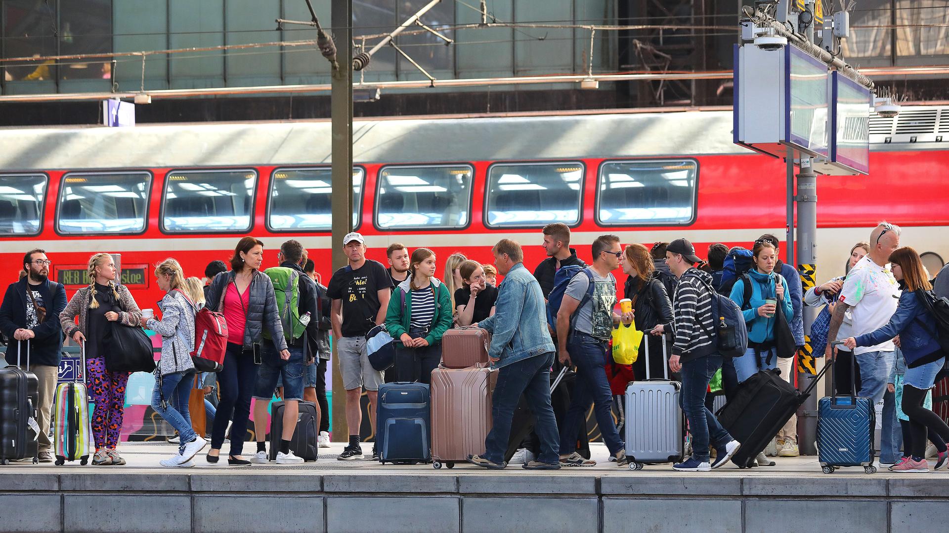 Fahrgäste warten am Hamburger Hauptbahnhof auf ihren Zug. Das Reiseaufkommen ist hoch.