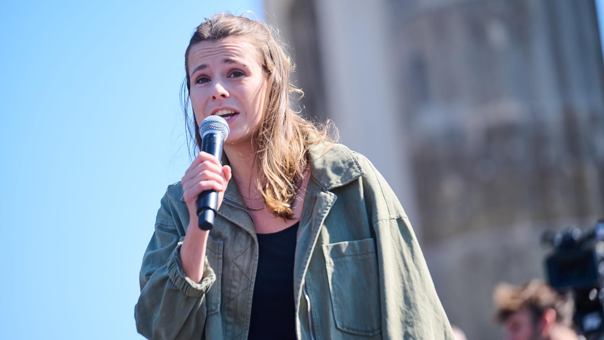 Die Klimaaktivistin Luisa Neubauer hält ein Mikrofon in der Hand und hält eine Rede. Im Hintergund sind Teilnehmer der Kundgebung zu sehen. Die Klimaaktivistin Luisa Neubauer hält ein Mikrofon in der Hand und hält eine Rede. Im Hintergund sind Teilnehmer der Kundgebung zu sehen.