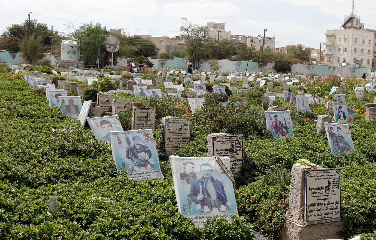 Bild eines Friedhofes im Jemen. Die Gräber sind mit Portraits der Verstorbenen versehen.
